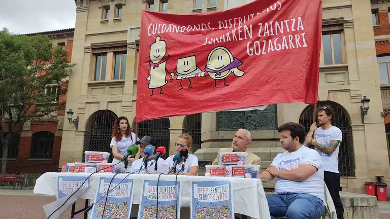 Rueda de prensa de presentaci&oacute;n de la  campa&ntilde;a de salud sexual realizada por el Consejo de la Juventud de Navarra y la Comisi&oacute;n Ciudadana Antisida de Navarra.