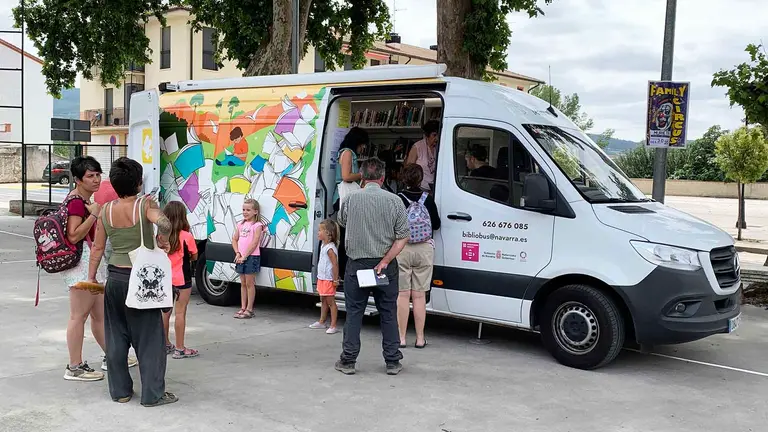 El biblob&uacute;s o biblioteca movil en el front&oacute;n de Murieta. Navarra.com