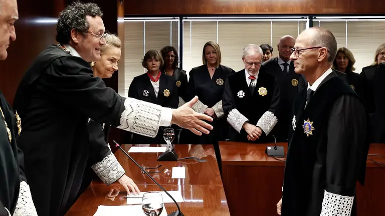El Fiscal General del Estado, &Aacute;lvaro Garc&iacute;a Ortiz (i), ha asistido este martes en el Palacio de Justicia de Navarra a la toma de posesi&oacute;n del nuevo fiscal superior de Navarra, Jaime Goyena (d). EFE/ Jes&uacute;s Diges