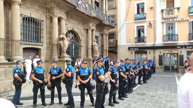 La Polic&iacute;a Municipal de Pamplona en los momentos previos al Chupinazo de los Sanfermines de 2023. LUC&Iacute;A VALERO