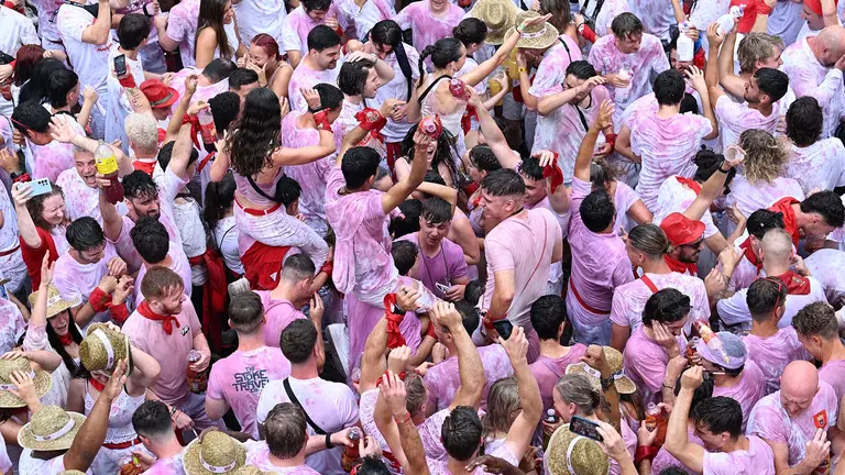 Miles de personas se concentran en la Plaza Consistorial de Pamplona, antes del chupinazo anunciador de los Sanfermines 2023, este jueves. EFE/Eloy Alonso