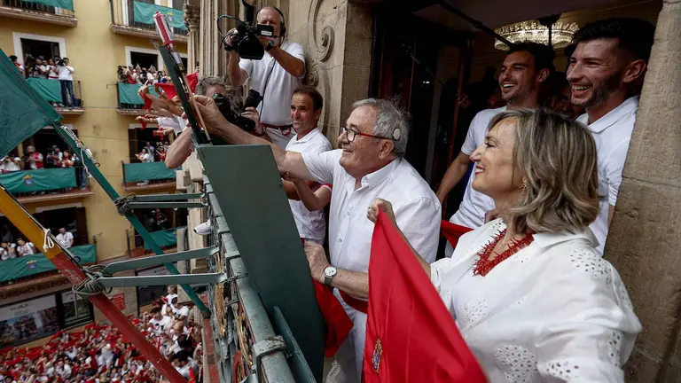 El presidente del Club Atl&eacute;tico Osasuna, Luis Sabalza, ha sido el encargado del lanzamiento del chupinazo desde el balc&oacute;n principal de la Casa Consistorial de Pamplona, que anuncia el inicio de las fiestas de los sanfermines 2023, este jueves. EFE/Jes&uacute;s Diges