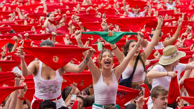 Miles de personas celebran el chupinazode en la plaza Castillo de Pamplona.  Maite H. Mateo-05