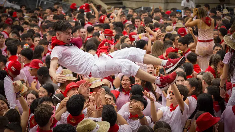 Miles de personas celebran el chupinazode en la plaza Castillo de Pamplona.  Maite H. Mateo-11