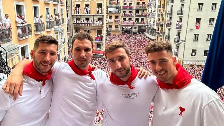 Los jugadores de Osasuna David Garc&iacute;a, Unai Garc&iacute;a, Jon Moncayola y Kike Barja en el Chupinazo de San Ferm&iacute;n 2023.. CA Osasuna.