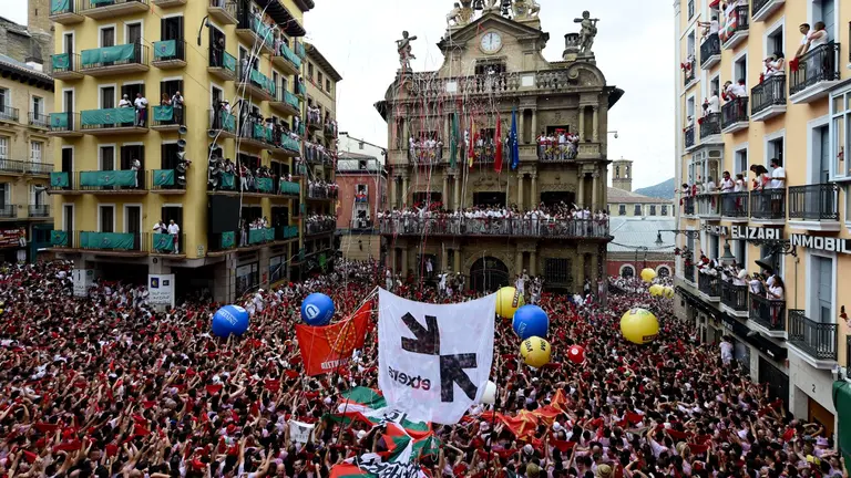 Miles de personas asisten al chupinazo que anuncia el inicio de los sanfermines 2023, este jueves en la Plaza Consistorial de Pamplona. EFE/Eloy Alonso
