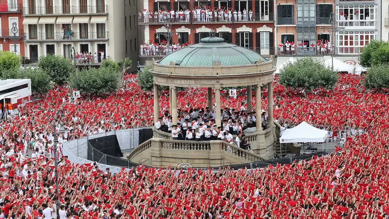 Miles de personas celebran en la Plaza del Castillo de Pamplona el inicio de las fiestas de los sanfermines 2023, este jueves. EFE/Villar L&oacute;pez