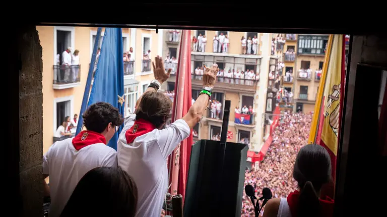 Juan Jos&eacute; Padilla lanza uno de los cohetes durante el Chupinazo de San Ferm&iacute;n 2023 lanzado por Luis Sabalza y Osasuna desde el balc&oacute;n
del Ayuntamiento de Pamplona. JASMINA AHMETSPAHIC