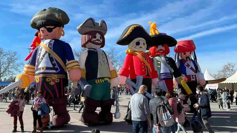 Los clicks de Playm&oacute;bil han pasado de medir 7,5 cent&iacute;metros a medir 7 metros y medio. AYUNTAMIENTO DE PAMPLONA