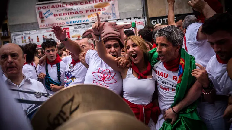 La Pamplonesa recorre las calles de Pamplona desde el Ayuntamiento hasta la Iglesia de San Lorenzo al ritmo del Riau-Riau en los San Fermines de 2023. JASMINA AHMETSPAHIC