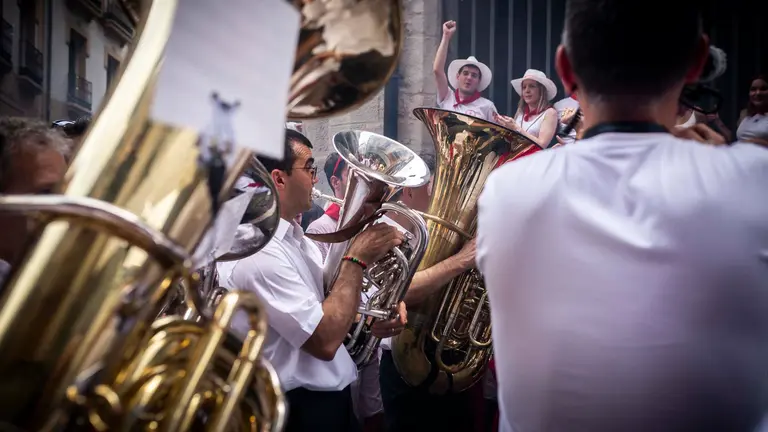La Pamplonesa recorre las calles de Pamplona desde el Ayuntamiento hasta la Iglesia de San Lorenzo al ritmo del Riau-Riau en los San Fermines de 2023. JASMINA AHMETSPAHIC