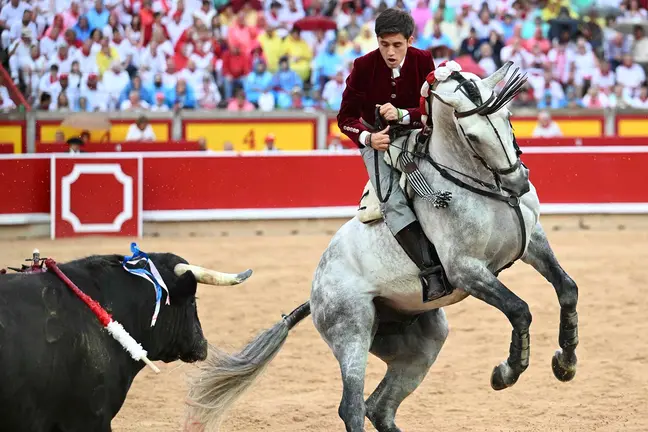 PAMPLONA, 06/07/2023.- El rejoneador Guillermo Hermoso de Mendoza durante la lidia a su primer toro de la tarde en la corrida de rejones celebrada este jueves en Pamplona dentro de la Feria del Toro de los Sanfermines 2022. EFE/Eloy Alonso
