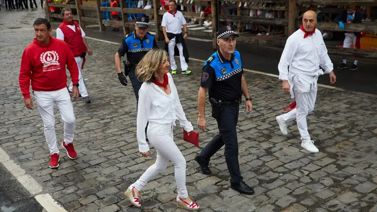 Cristina Ibarrola y Javier Labairu durante el primer encierro de San Ferm&iacute;n 2023 con toros de la ganader&iacute;a de la Palmosilla en el tramo de Telef&oacute;nica. I&Ntilde;IGO ALZUGARAY
