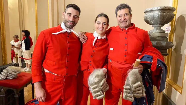 Miren Go&ntilde;i, en el centro, junto a su hermano Manuel, a la izquierda, y su tio Jes&uacute;s Mari Go&ntilde;i a la derecha. Navarra.com