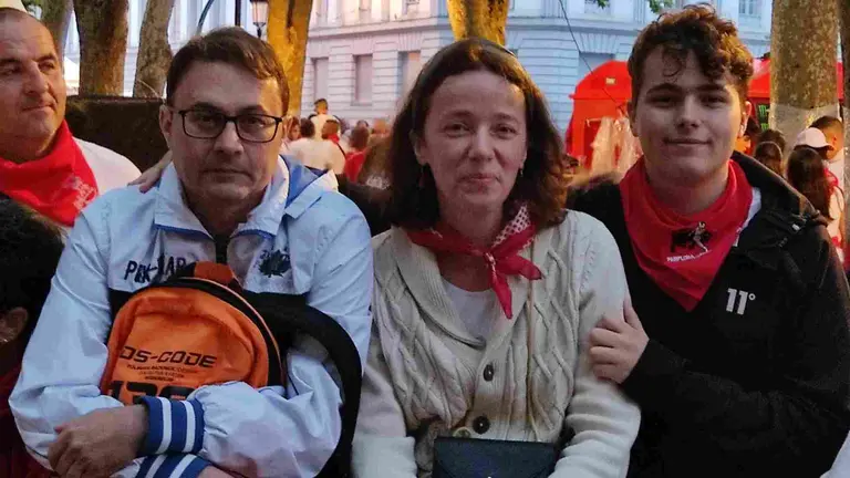 Calvin, Micaela y Roberto, una familia de Castell&oacute;n que ha hecho casi 1.000 kil&oacute;metros para estar unas horas en Pamplona y ver un encierro desde el vallado.