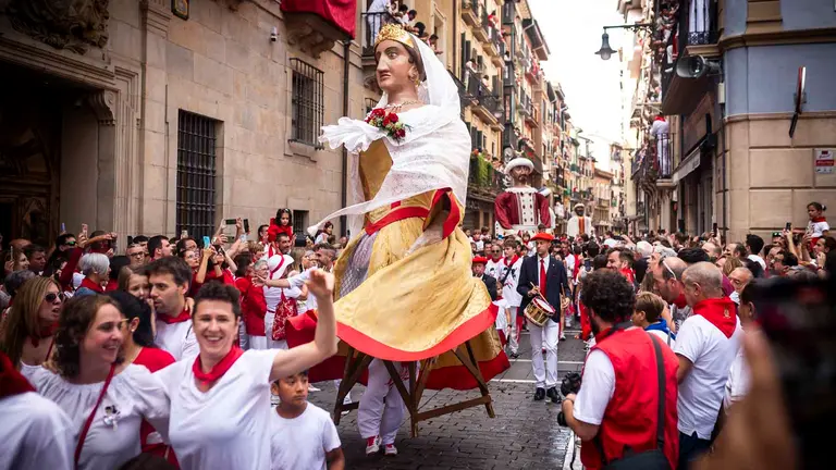 La Corporaci&oacute;n, en Cuerpo de Ciudad, recoge al Cabildo en la catedral y se dirigen a la Capilla de San Ferm&iacute;n. JASMINA AHMETSPAHIC