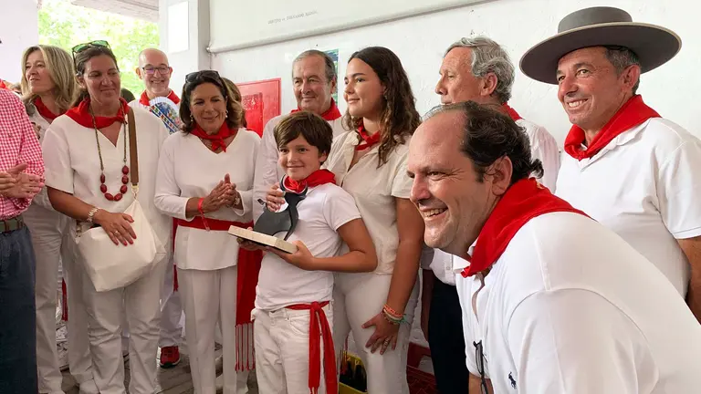 Javier N&uacute;&ntilde;ez, agachado a la derecha, posando con su familia y el mayoral de la ganader&iacute;a en el Apartado. Navarra.com