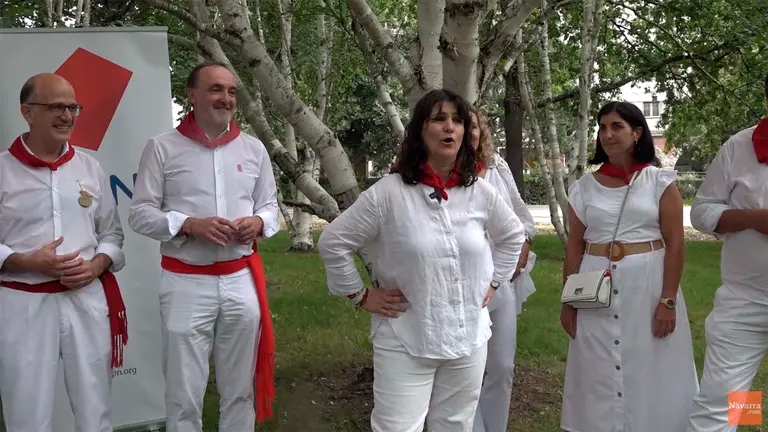 Ana Duarte (UPN) canta una jota al inicio de la campa&ntilde;a electoral para las generales. CEDIDA