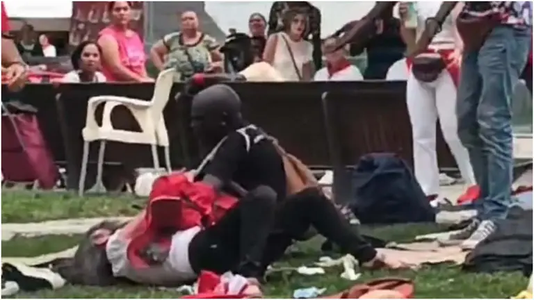 Polic&iacute;as forales intentan detener una pelea entre dos personas en la plaza del Castillo. NAVARRA.COM
