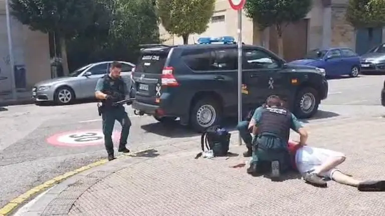 Agentes de la Guardia Civil atienden a la persona accidentada. - GUARDIA CIVIL