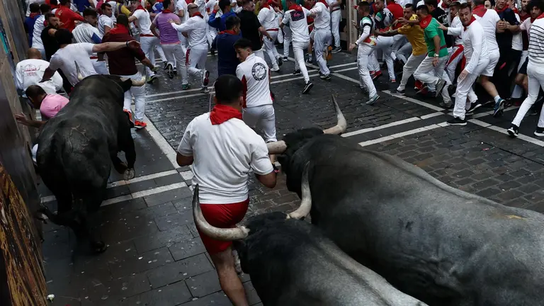 Segundo encierro de San Ferm&iacute;n 2023 con toros de Jos&eacute; Esocolar en el tramo de Mercaderes. EFE - Jes&uacute;s Diges