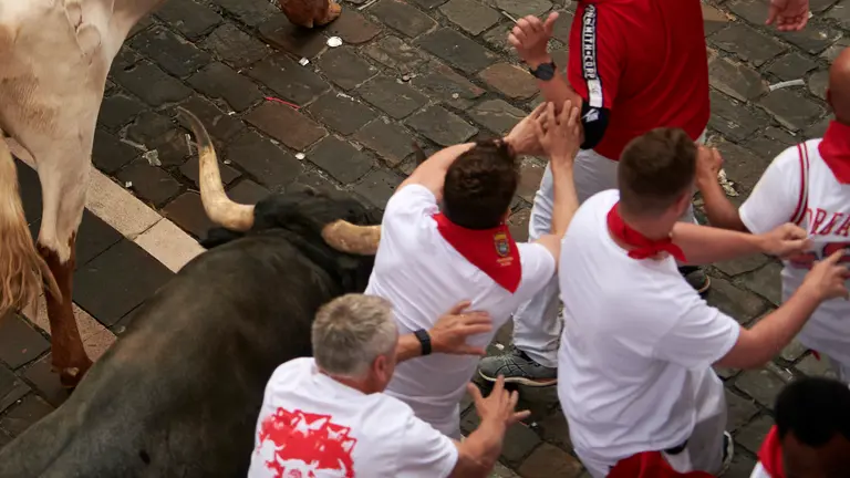 Segundo encierro de las fiestas de San Ferm&iacute;n 2023 desde la Casa Seminario con toros de Jos&eacute; Escolar. IRANZU LARRASOA&Ntilde;A