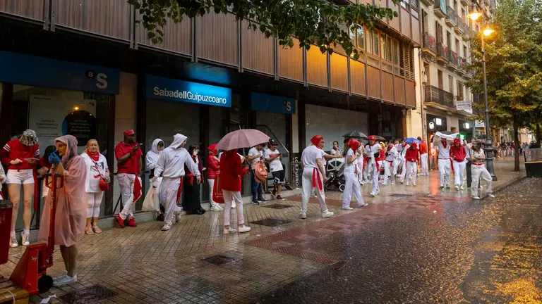 Carreras e impermeables improvisados para refugiarse de las tormentas en Pamplona. Maite H. Mateo-4