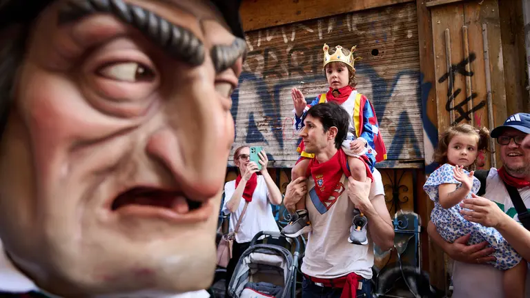 La Comparsa de Gigantes y Cabezudos ameniza las calles de Pamplona durante el tercer día de San Fermín 2023