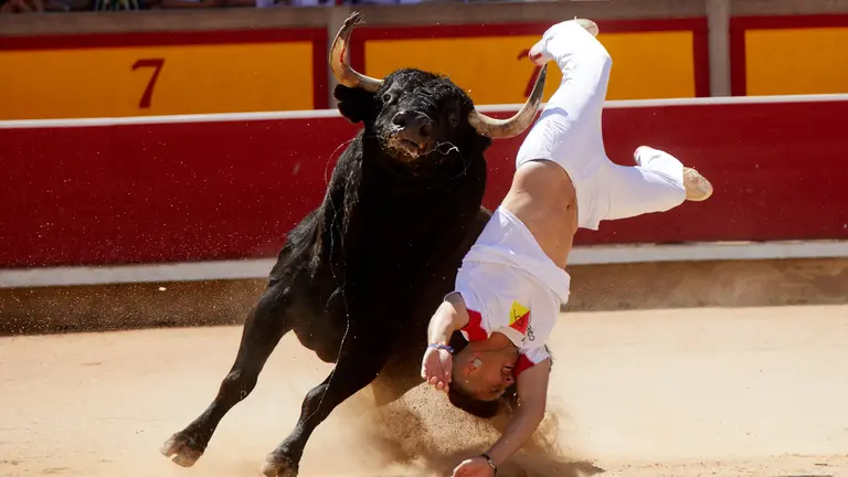 El recortador Cristian Rubio de Cuellar (Segovia) ha sido corneado durante el Concurso de Recortadores de San Ferm&iacute;n 2023 en la Plaza de Toros de Pamplona. I&Ntilde;IGO ALZUGARAY