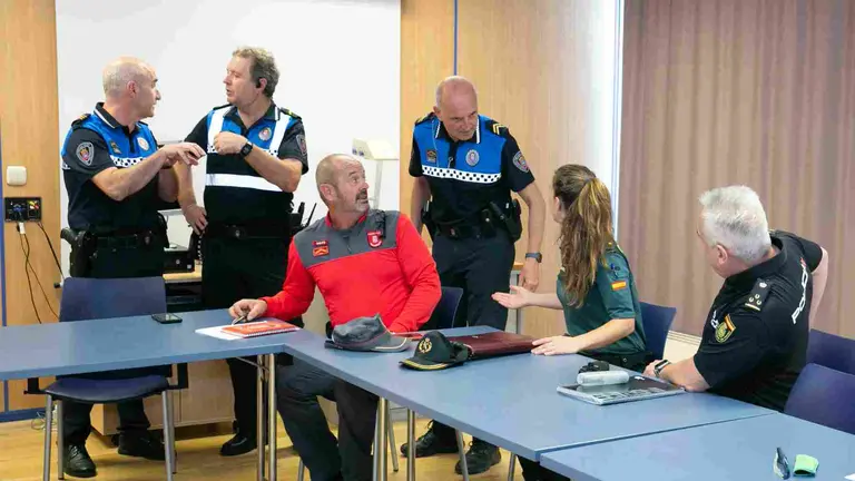 Mandos de la Polic&iacute;a Municipal de Pamplona, Polic&iacute;a Foral, Polic&iacute;a Nacional y Guardia Civil durante la reuni&oacute;n de la Junta de Seguridad de este 8 de julio. AYUNTAMIENTO DE PAMPLONA