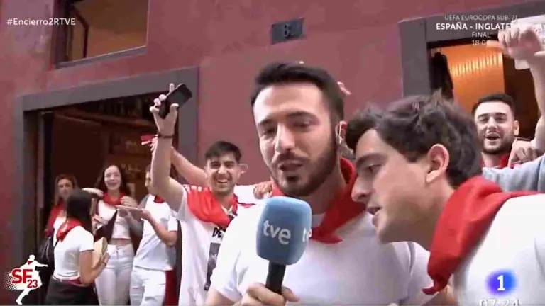 Fotograma de un directo de RTVE en San Ferm&iacute;n con un 'espont&aacute;neo' gritando el c&eacute;lebre "Que te vote Txapote".