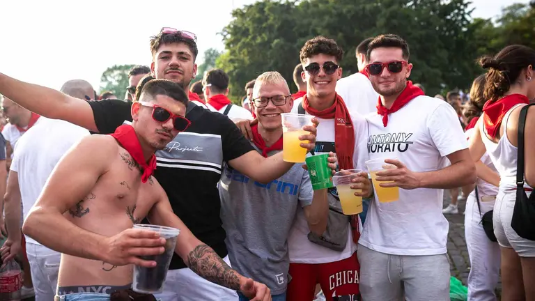 Tercer d&iacute;a del tardeo en la Plaza de los Fueros de Pamplona durante los Sanfermines de 2023 con la actuaci&oacute;n de Casual Djs. JASMINA AHMETSPAHIC