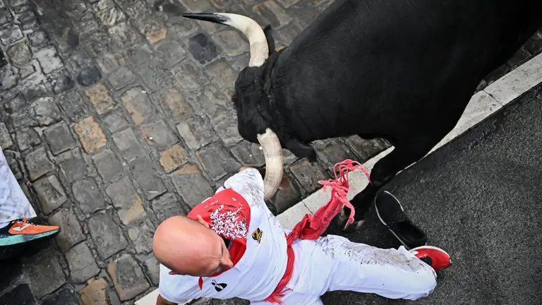 Tercer encierro de San Ferm&iacute;n 2023 con toros de Cebada Gago en el tramo de Telef&oacute;nica. PABLO LASAOSA