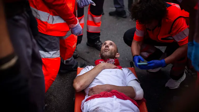 Hombre herido en el brazo izquierdo durante el encierro de las fiestas de San Ferm&iacute;n 2023 durante el 9 de julio. JASMINA AHMETSPAHIC