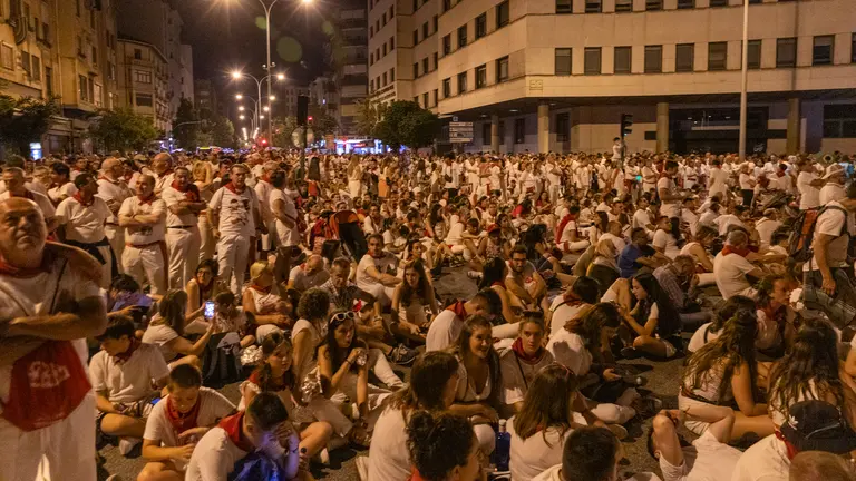 Miles de personas acuden a los alrededores del Parque de la Ciudadela a ver los fuegos artificiales _Maite H. Mateo_-4