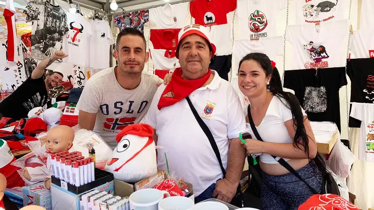 Manuel Lozano, en el centro de la imagen, con sus hijos Manuel y Sof&iacute;a en su puesto de venta en Pamplona. Navarra.com