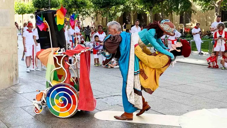 'Bombita' prepara una de sus actuaciones en San Ferm&iacute;n. Navarra.com