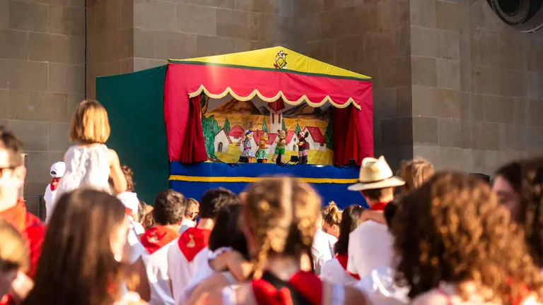 Ni&ntilde;os y ni&ntilde;as disfrutando de la zona infantil de juegos Conde Rodezno junto a la actuaci&oacute;n de t&iacute;teres de Gorgorito. JASMINA AHMETSPAHIC