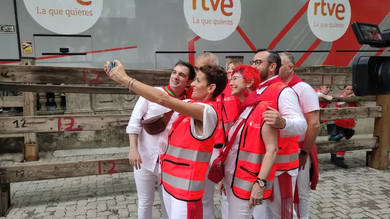 Miguel Moreno, Director de Comunicaci&oacute;n del Gobierno de Navarra (1i), Mar&iacute;a Chivite, Presidenta de Navarra en funciones (2i), Santos Indurain, Consejera de Sanidad en funciones (3i) y Javier Remirez Consejero de Interior en funciones (2d) haci&eacute;ndose un 'selfie' en el recorrido en los momentos previos al encierro en San Ferm&iacute;n 2023 con toros de N&uacute;&ntilde;ez del Cuvillo. LUC&Iacute;A VALERO
