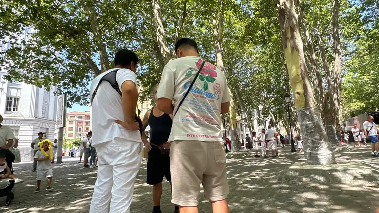 Varias personas tratan de conseguir una entrada en la reventa para la corrida de San Ferm&iacute;n del 11 de julio con toros de N&uacute;&ntilde;ez del Cuvillo para Morante de la Puebla, Alejandro Talavante y Roca Rey.