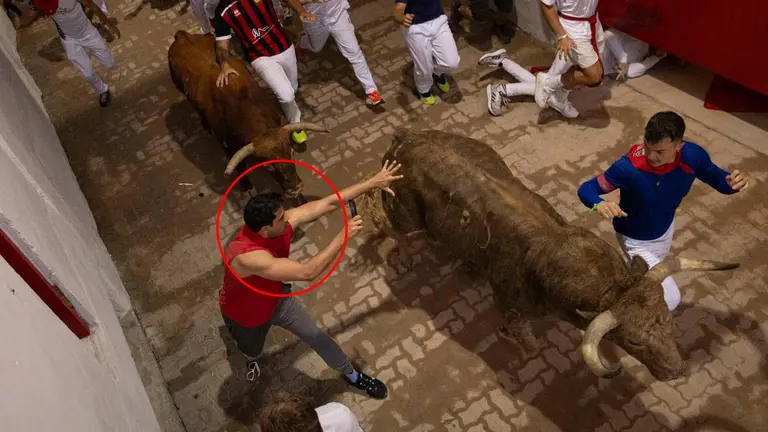 Quinto encierro de de San Fermín  con toros de Núñez del Cubillo en el callejón. Maite H
