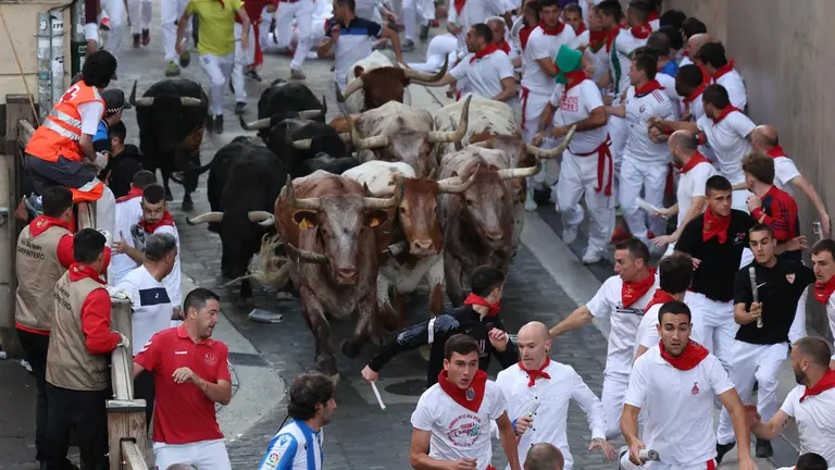 Sexto encierro de San Ferm&iacute;n 2023 con toros de Jandilla en el tramo de la cuesta de Santo Domingo. EFE - Villar L&oacute;pez (3)