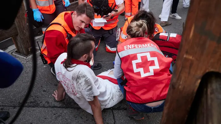Atenciones sanitarias despu&eacute;s del sexto encierro de San Ferm&iacute;n 2023 con toros de la ganader&iacute;a de Jandilla. Eduardo Sanz - Europa Press (3)