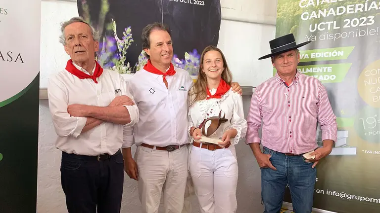 Borja Domecq abraza a su hija tras recibir el premio Carriquiri en San Ferm&iacute;n. Navarra.com