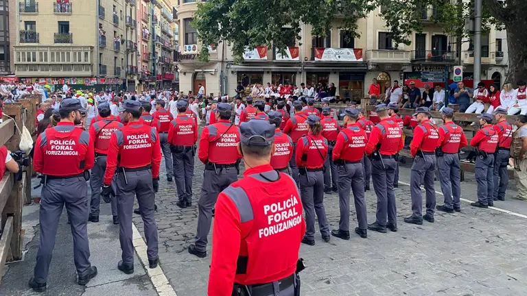 La Polic&iacute;a Foral en el tramo de Telef&oacute;nica momentos previos al s&eacute;ptimo encierro de San Ferm&iacute;n 2023 con toros de la ganader&iacute;a de Victoriano del R&iacute;o. JASMINA AHMETSPAHIC