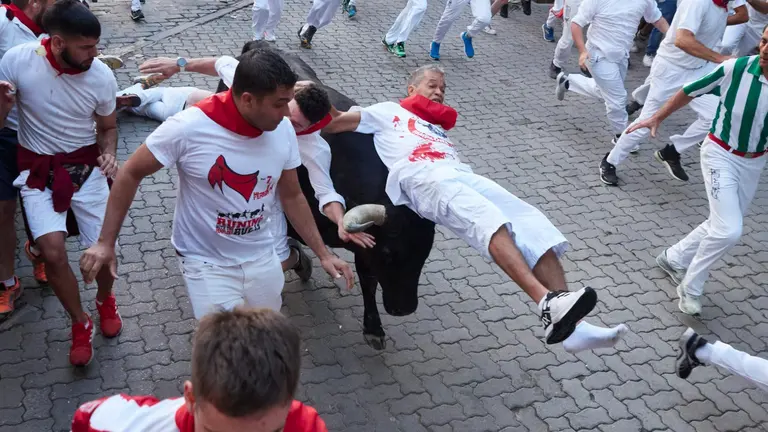 S&eacute;ptimo encierro de San Ferm&iacute;n 2023 con toros de Victoriano del R&iacute;o en la bajada al callej&oacute;n. Eduardo Sanz - Europa Press