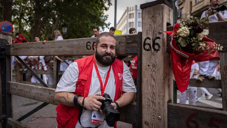 El fot&oacute;grafo Navarro Daniel Fern&aacute;ndez en el poste 66 del tramo del encierro. Maite H. Mateo-1