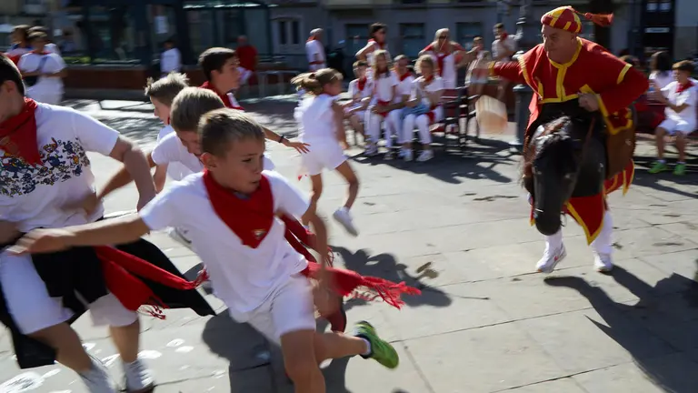 La Comparsa de Gigantes y Cabezudos recorre las calles del Casco Viejo de Pamplona durante la mañana del 13 de julio en las fiestas de San Fermín de 2023. IÑIGO ALZUGARAY