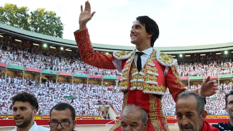 El diestro Andr&eacute;s Roca Rey sale a hombros por la puerta grande de la Plaza de Toros de Pamplona despu&eacute;s de cortar dos orejas a uno de sus toros esta tarde en la Plaza de Toros de Pamplona dentro de la Feria del Toro de los Sanfermines 2023, donde ha compartido cartel con Emilio de Justo y Tom&aacute;s Rufo con toros de la ganader&iacute;a madrile&ntilde;a de Victoriano del Rio Cort&eacute;s. EFE/Villar L&oacute;pez