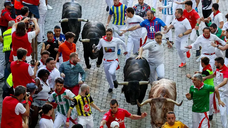 &Uacute;ltimo encierro de San Ferm&iacute;n 2023 con toros de Miura en la bajada al callej&oacute;n. EFE - J.P. Urdiroz (3)